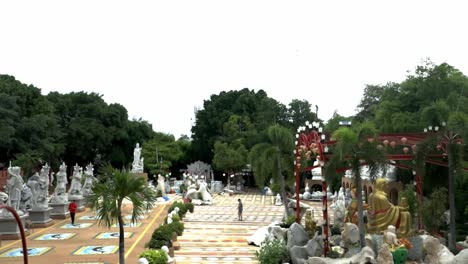 Mirando-Las-Hermosas-Estatuas-Del-Templo-En-El-Templo-De-Bangkok