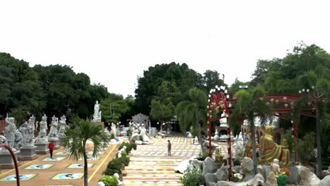 Blick-Auf-Die-Wunderschönen-Tempelstatuen-Im-Tempel-In-Bangkok