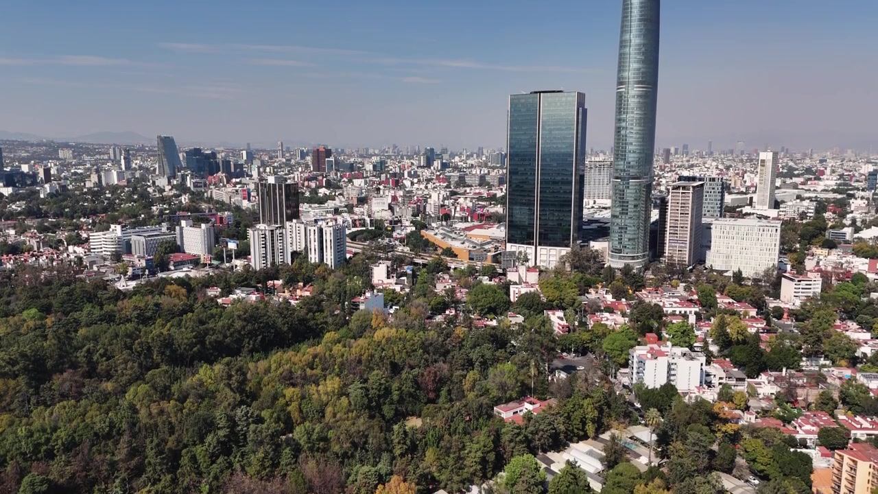 Güney Meksika Şehri'nde, gökdelenler fonunda bir drone uçurmak.