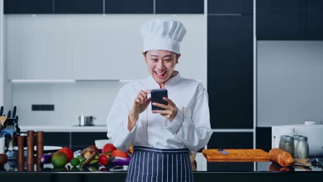 chef feliz celebrando el éxito con el teléfono móvil