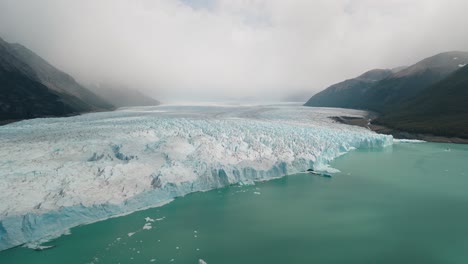 세계에서 가장 상징적인 빙하인 페리토 모레노 (perito moreno) 에서 드론으로 촬영된 영상입니다.