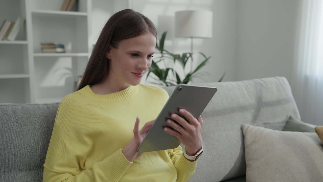 женщина с планшетом на диване