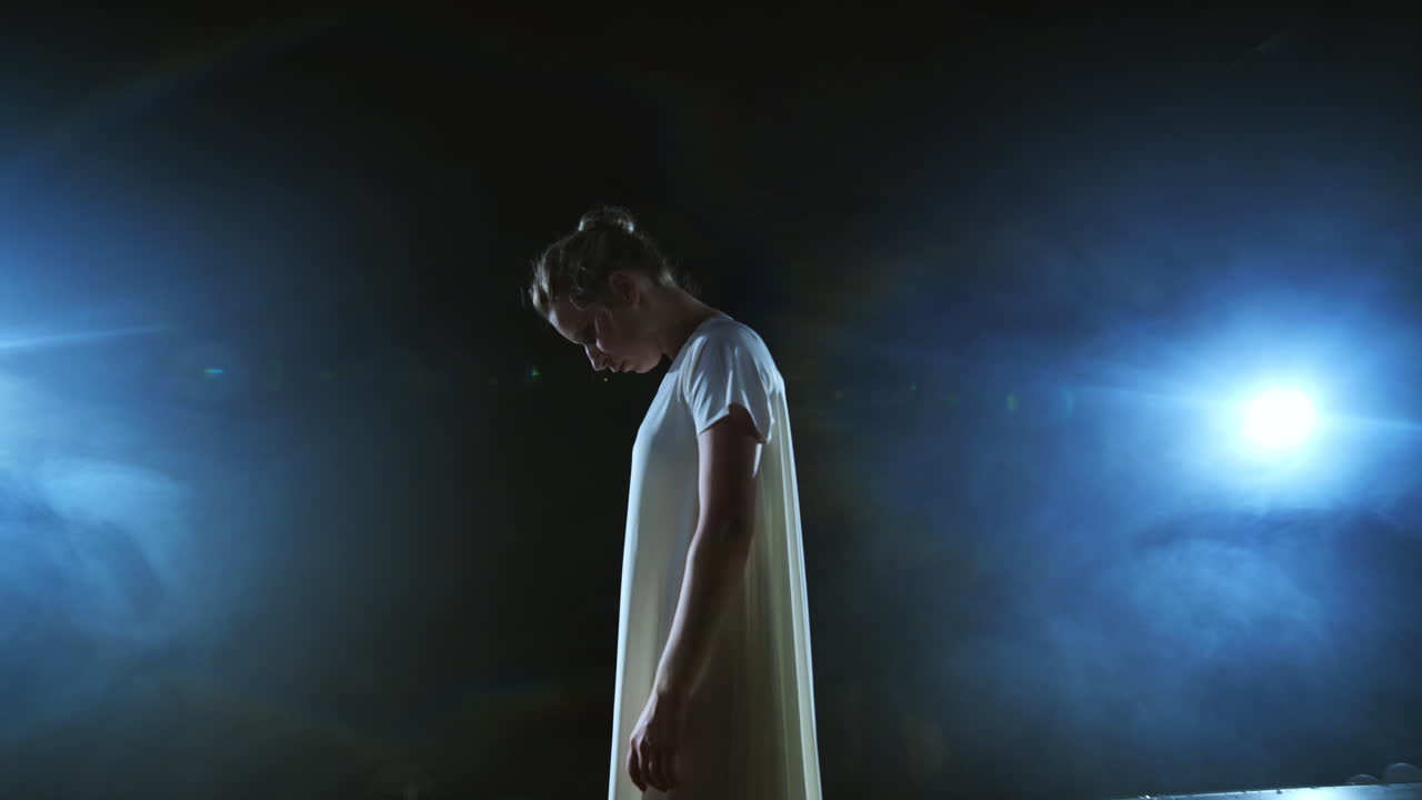 coreografía moderna bailarina bailando en el escenario en el centro de atención en cámara lenta. espectáculo musical de danza. escena dramática a la luz de la luna.