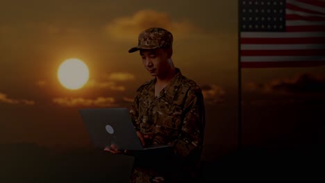 soldado trabajando en una computadora portátil durante el atardecer
