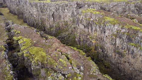 Riss-Im-Boden,-Wo-Sich-Die-Kontinentalscheide-Bei-Thingvellir-Island-Bildet