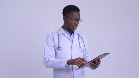 joven y guapo hombre africano médico