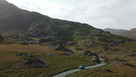 Ein-Auto-Fährt-Im-Herbst-Die-Kurvenreiche-Schmale-Straße-In-Irland-Hinunter