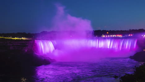 lapso de tiempo iluminado de las cataratas del niágara