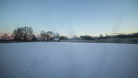 Lago-Congelado-Junto-A-Una-Granja-En-Invierno---Lapso-De-Tiempo-Con-Sombras-Cruzando-La-Nieve