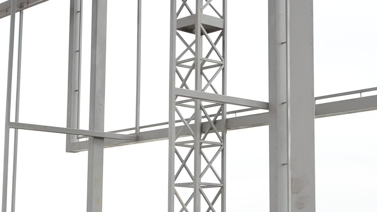 Filmagem de construções de um cenário. Estruturas metálicas