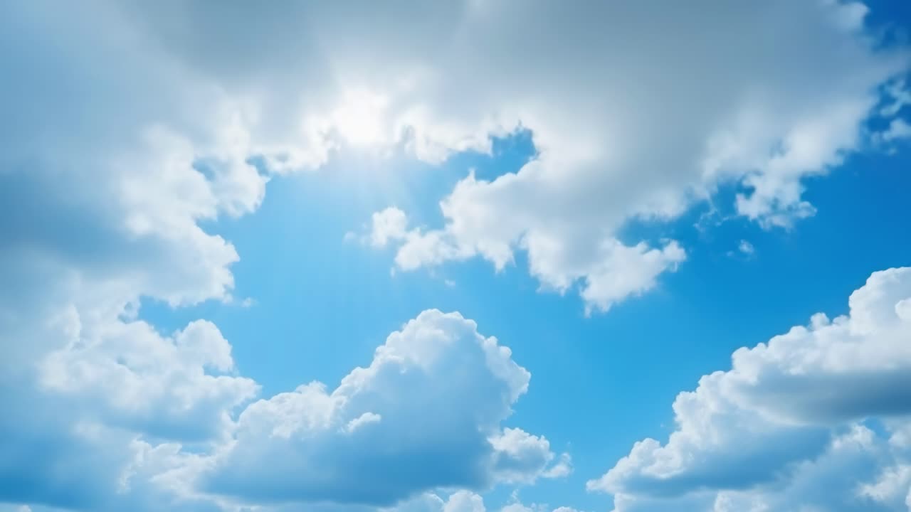 Ein ruhiges Video eines strahlend blauen Himmels mit flauschigen Wolken und scheinender Sonne.