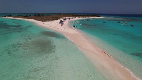 Los-Roques-Archipel-Mit-Klarem-Türkisfarbenem-Wasser,-Booten-Und-Wenigen-Menschenmassen-An-Einem-Sonnigen-Tag,-Luftaufnahme