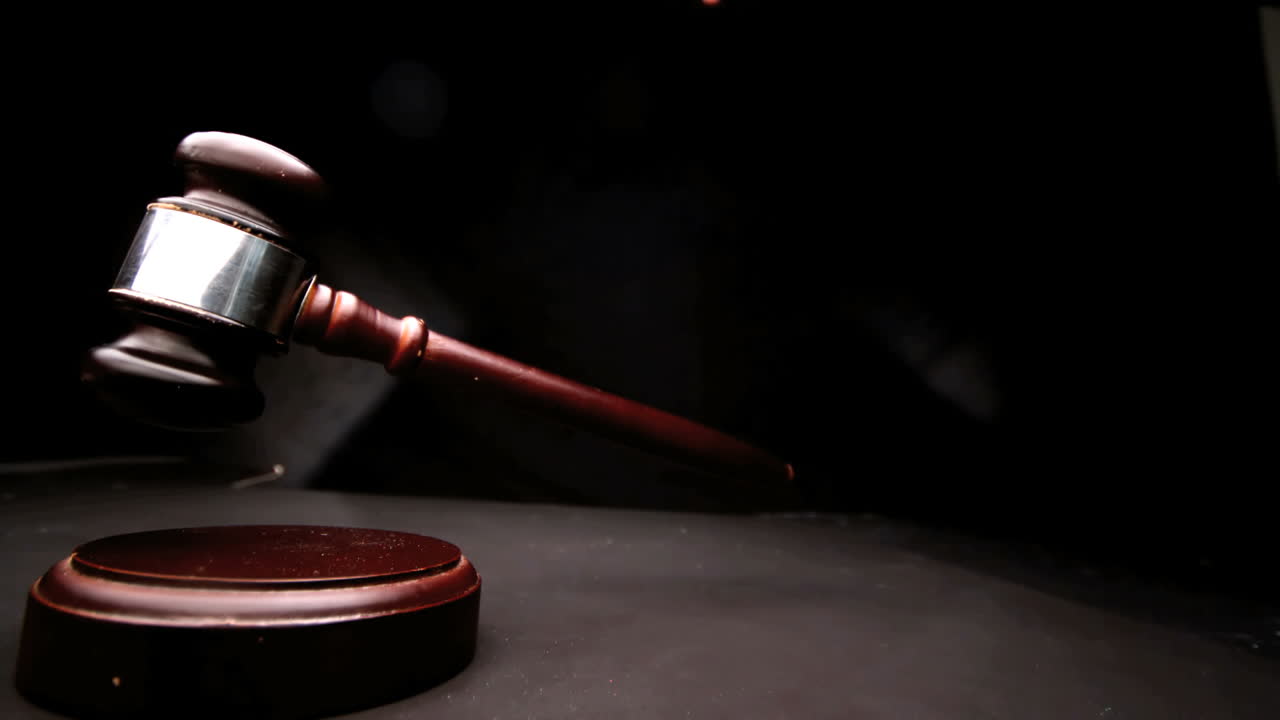 un martillo de roble cayendo sobre un bloque de sonido