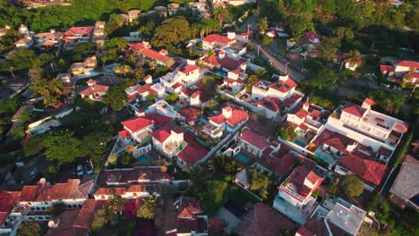 Drohnenüberflug-Touristische-Unterkünfte-Mit-Ziegeldächern-In-Buzios-Bei-Sonnenuntergang