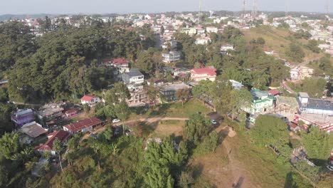 Drohnenaufnahmen-Der-Stadt-Jowai,-Megahaya,-Indien