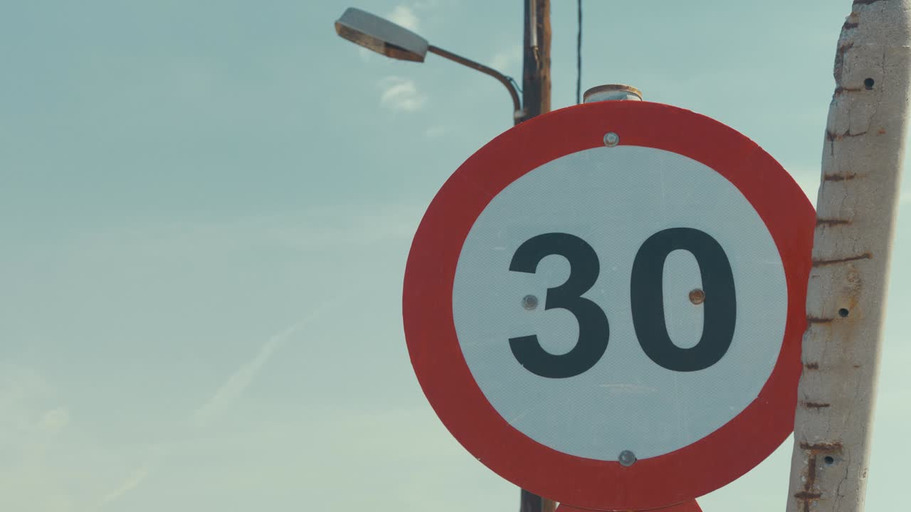 시속 30킬로미터 도로 안전 표지판