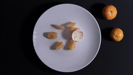 Pelar-Una-Mandarina-En-El-Plato-Blanco