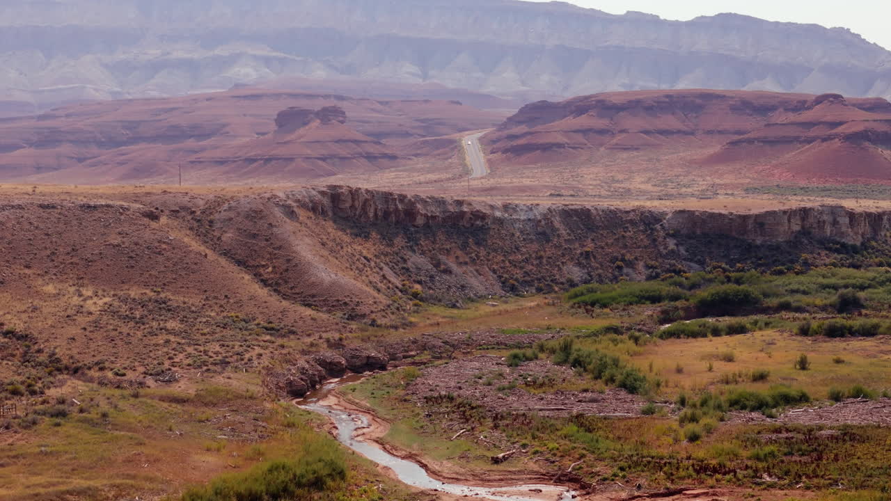 Paesaggio di canyon desertico con strada e fiume
