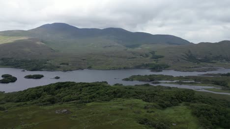 Vista-De-Damas-En-Irlanda-Que-Muestra-Paisajes-Exuberantes-Y-Un-Lago-Sereno,-Vista-Aérea