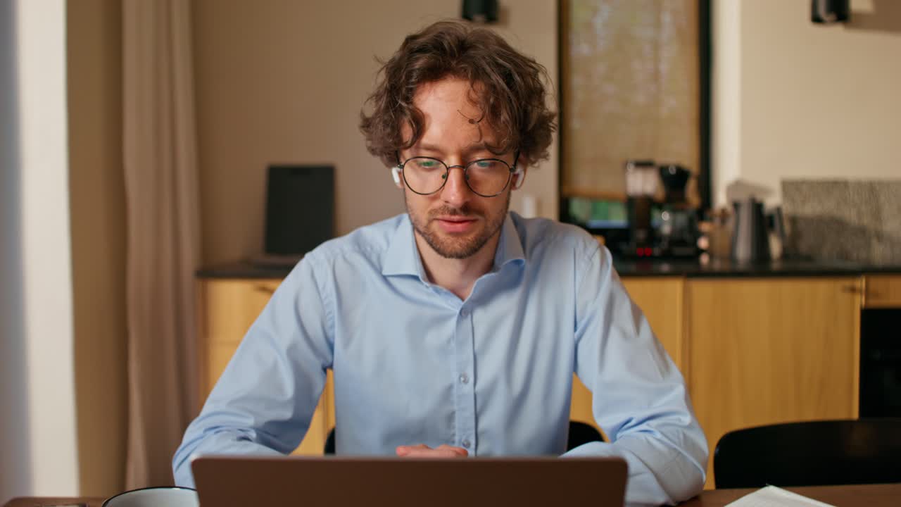 hombre en una videoconferencia en casa