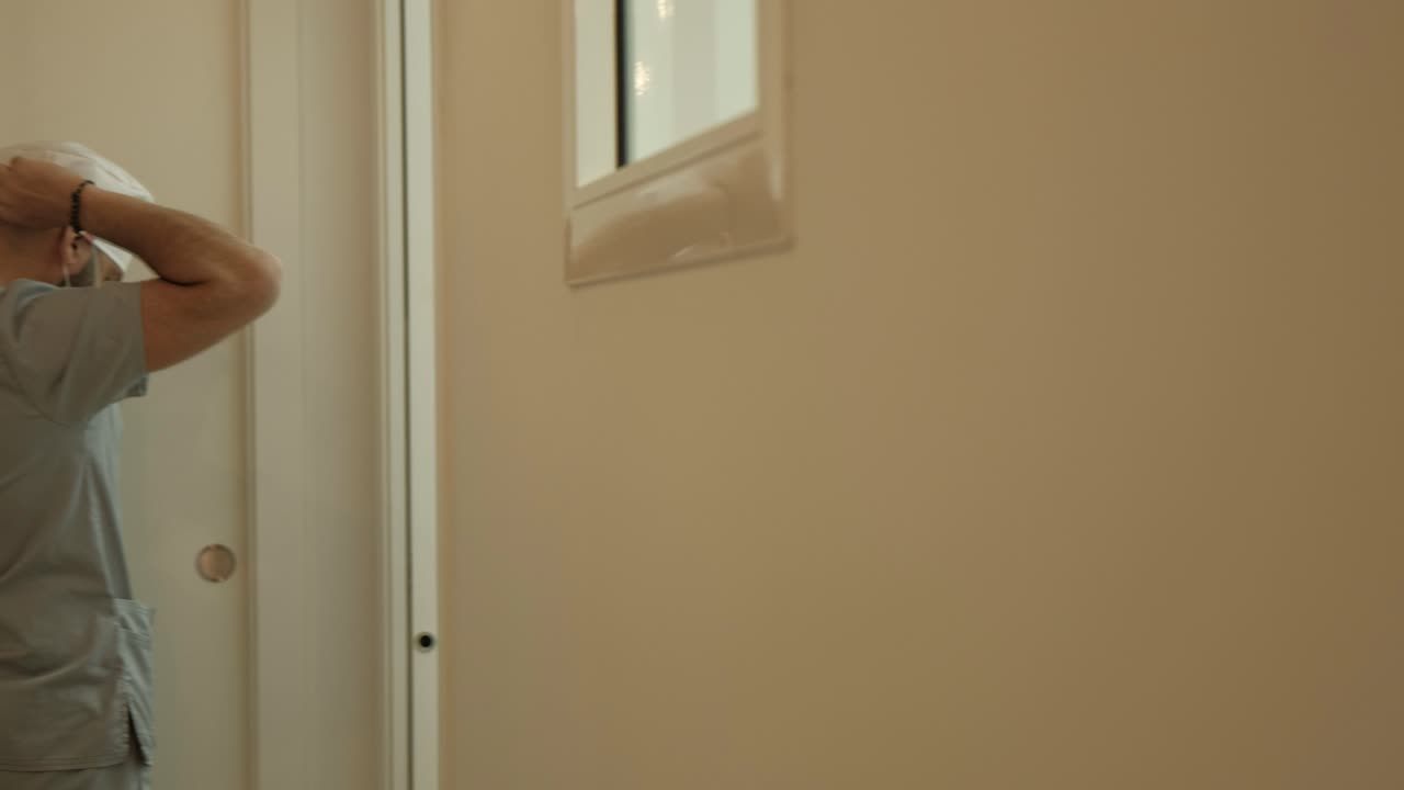 врач-стоматолог в маске в современной стоматологической клинике