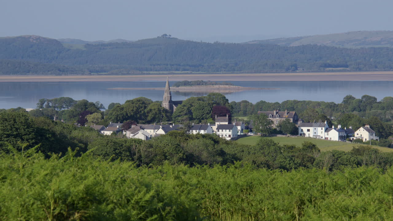 Campo lunghissimo di Chapel Island e Village Bardsea con l'alta marea, con Morecambe Bay sullo sfondo vicino a Ulverston presso Circle, Birkrigg Stone Circle