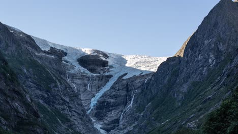 el amanecer sobre el glaciar noruego kjenndalsbreen