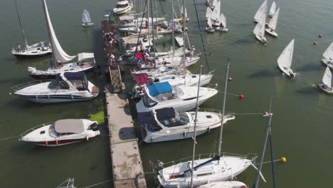 barcos en el puerto deportivo