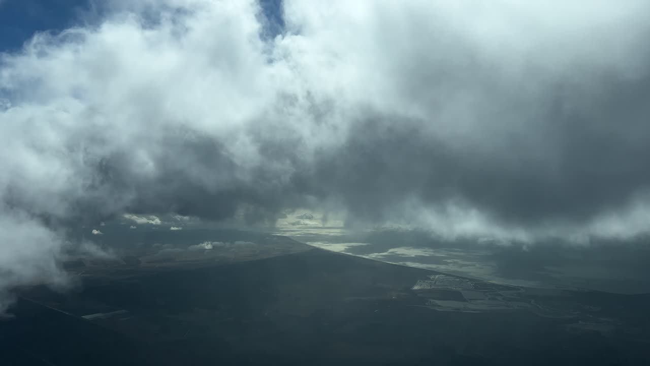 남쪽으로 날아가는 푸른 맑은 하늘과 함께 하강하는 동안 스페인 카디즈 만 근처를 비행하는 동안 조종사의 관점