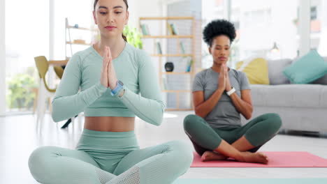 Yoga,-Freundinnen-Und-Namaste-Meditation-Zu-Hause