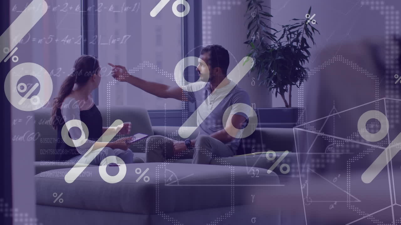 Animazione di simboli di percentuale ed equazioni su colleghi, uomo e donna, che parlano nella lounge dell'ufficio.
