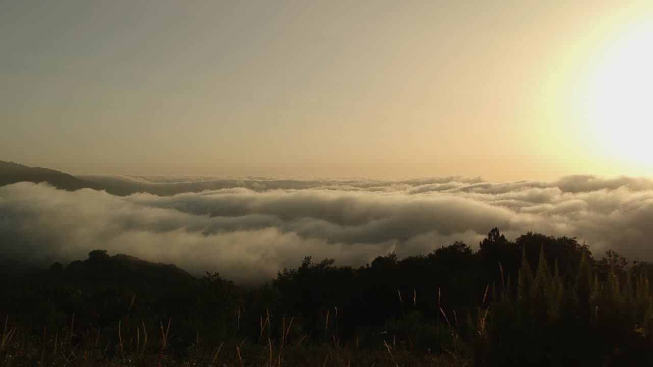 toma aérea del mar de nubes en la mañana