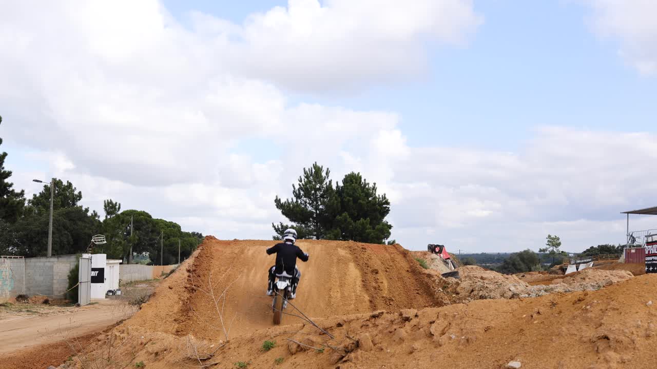estilo e salto legal com algumas árvores atrás