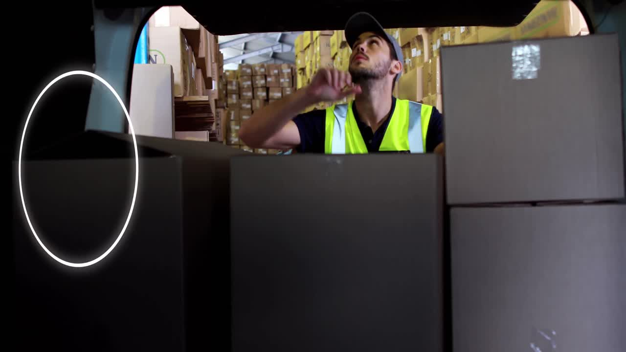 animación de la red de iconos sobre hombre caucásico cargando coche con cajas, trabajando en el almacén