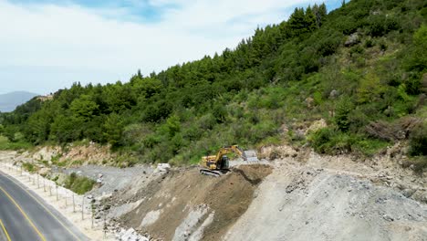 excavadora trabajando a lo largo de la carretera principal para despejar el camino para una nueva carretera