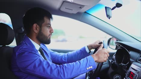 hombre conduciendo un coche