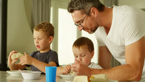 Niños-Comiendo-Con-Su-Padre-En-La-Mesa-Del-Comedor-4k