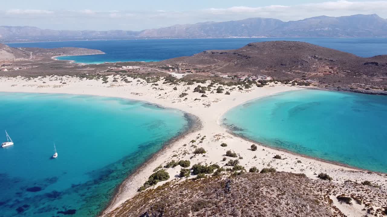 엘라포니소스, 펠로폰네소스, 그리스의 푸른 만과 하얀 모래 스트립 해변 - 공중