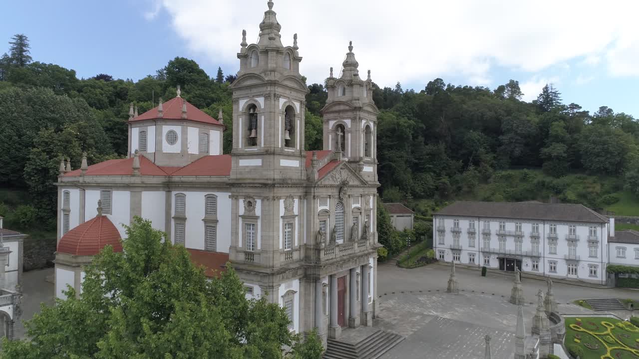 el santuario portugués bom jesus do monte braga fue fotografiado desde el aire.