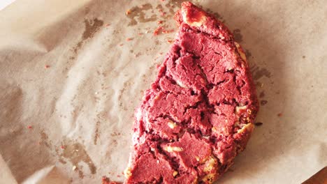 primer plano de una galleta de terciopelo rojo