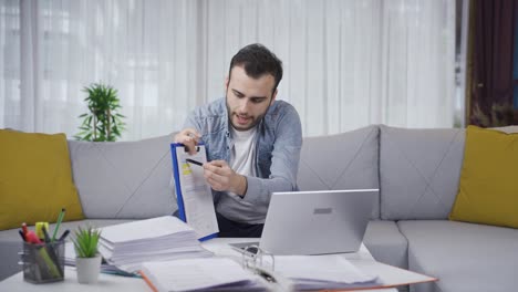consultor financiero, contable hombre trabajando desde casa.