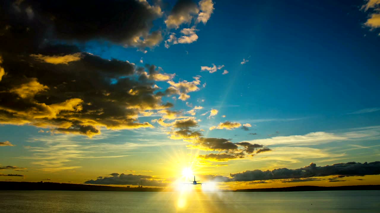 은 날 푸른 하늘을 날아가는 비행기. 비디오 루프