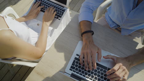 fotografía recortada de una pareja trabajando con computadoras portátiles