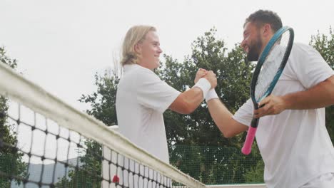 jugadores de tenis dándose la mano
