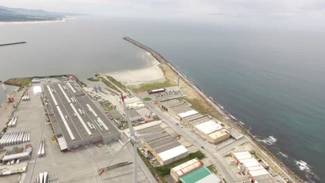 volando sobre la turbina eólica en el paisaje marino
