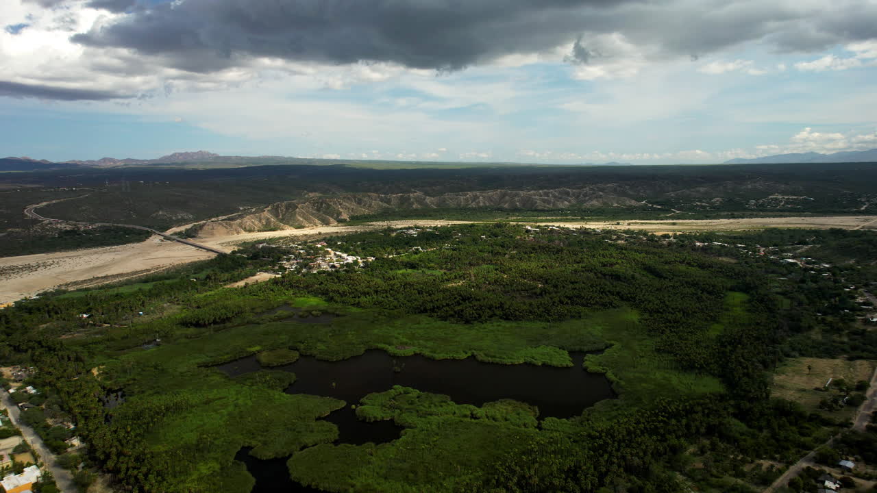 disparo de drone hacia atrás de una población dentro de un oasis en baja california sur cerca de los cabos méxico