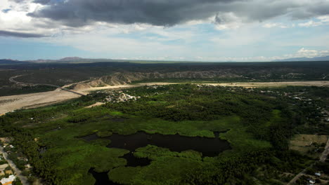 Disparo-De-Drone-Hacia-Atrás-De-Una-Población-Dentro-De-Un-Oasis-En-Baja-California-Sur-Cerca-De-Los-Cabos-México