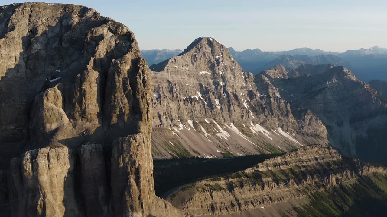 drone revela hermosas montañas durante el amanecer en fernie, columbia británica, canadá