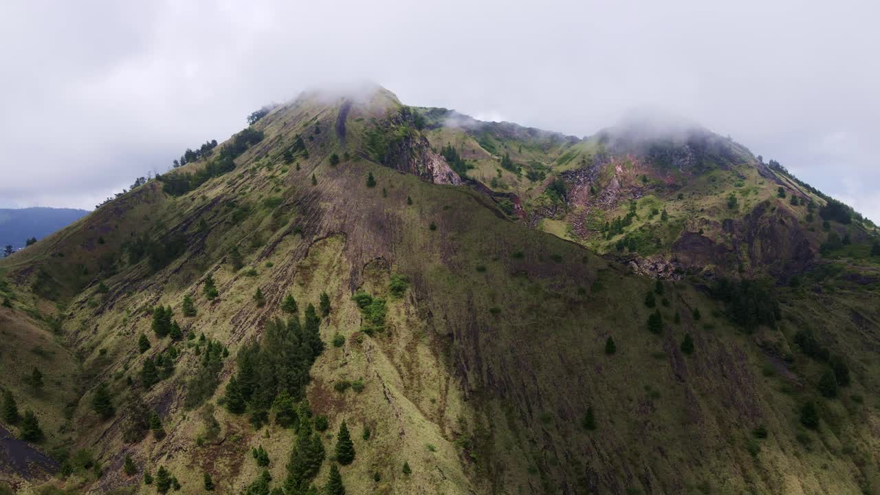 nubes sobre el cráter del volcán monte batur en bali, indonesia