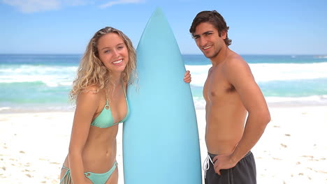 un hombre coqueteando con una surfista.